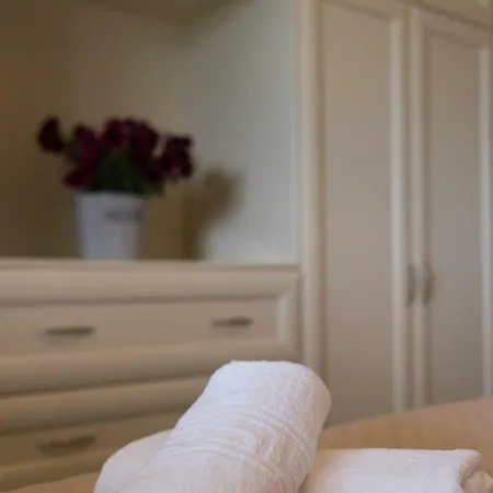 Adelinas' * أرغوستولي